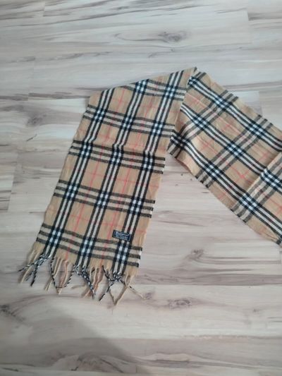 Szalik marki Burberry klasyczny beżowy model w kratkę
